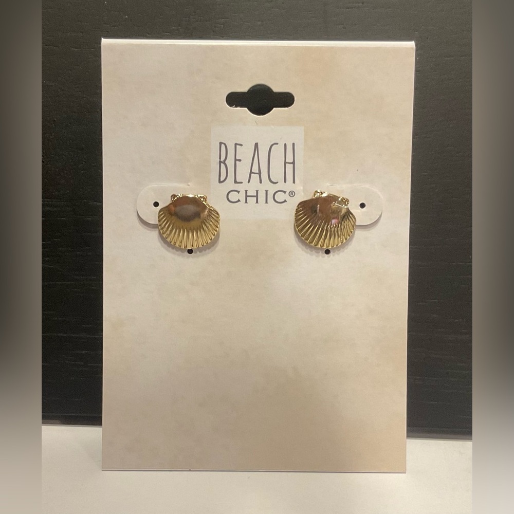NWT Beach Chic Gold Tone Sea Shell Earrings #1032